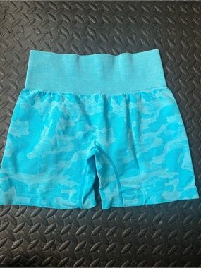 Caribbean camo shorts - medium